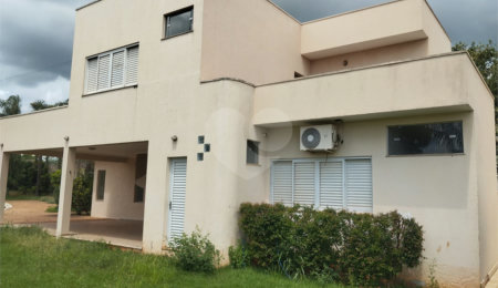 Sobrado à venda com 4 quartos, sendo 3 suítes, em Altos do Jaraguá, Araraquara, SP