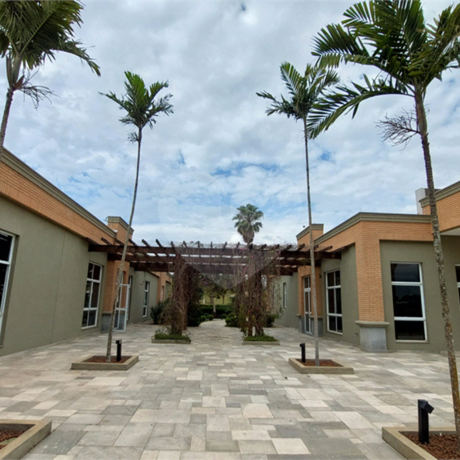 Encante-se com esta casa no prestigiado Condomínio Figueira Garden, em Atibaia