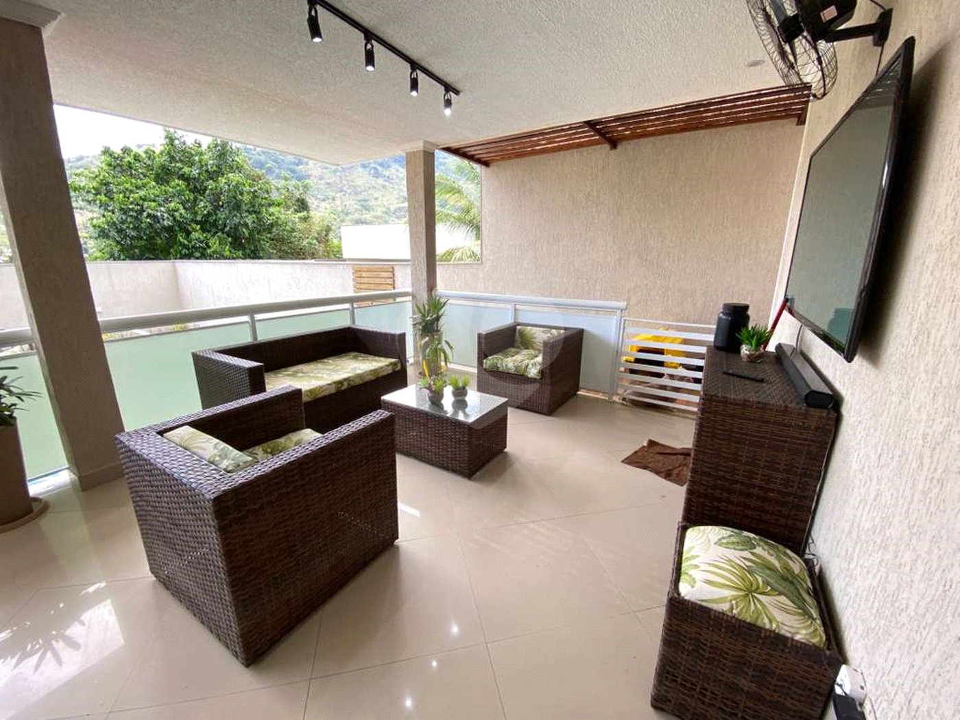 Casa à venda com 5 quartos, sendo 4 suítes, no condomínio Mansões da Prata, Rio de Janeiro - RJ