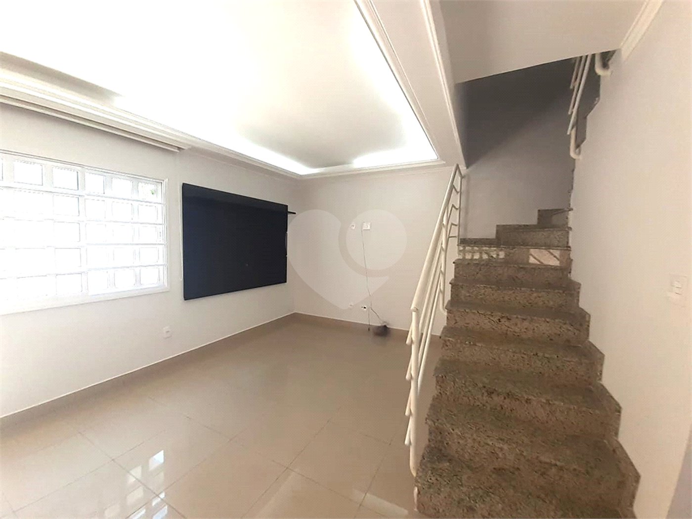 Casa à venda com 3 quartos, sendo 1 suíte, no condomínio Apeu, São Paulo - SP