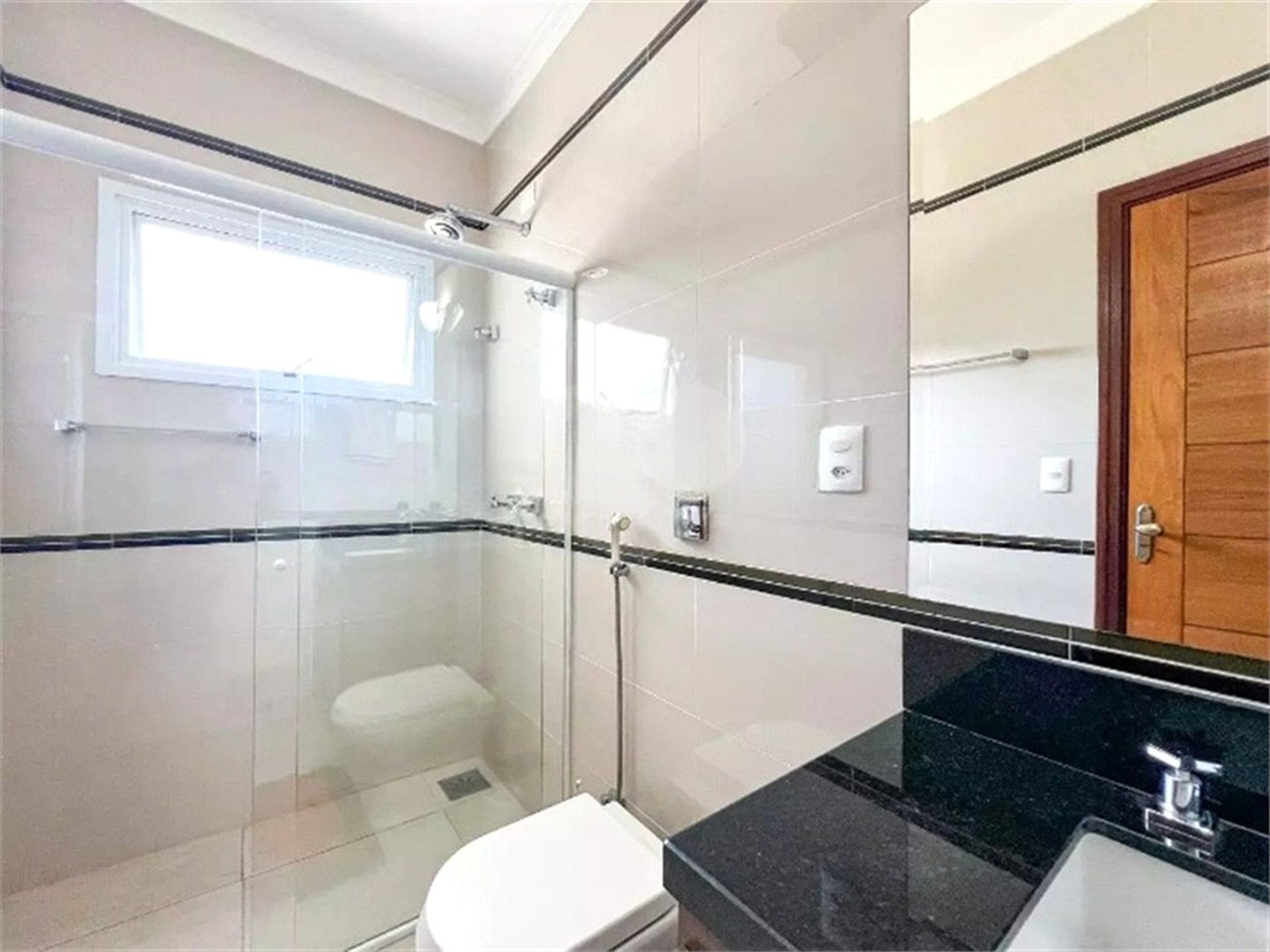 Casa à venda com 3 suítes no condomínio Portal do Lago, Valinhos - SP