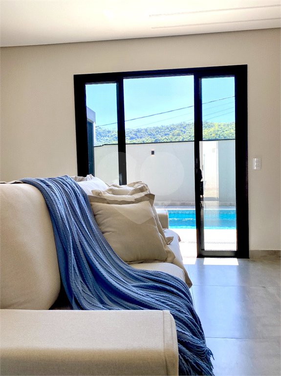 Casa à venda com 3 quartos, sendo 2 suítes, no condomínio Residencial Marchant Buarque, Atibaia - SP