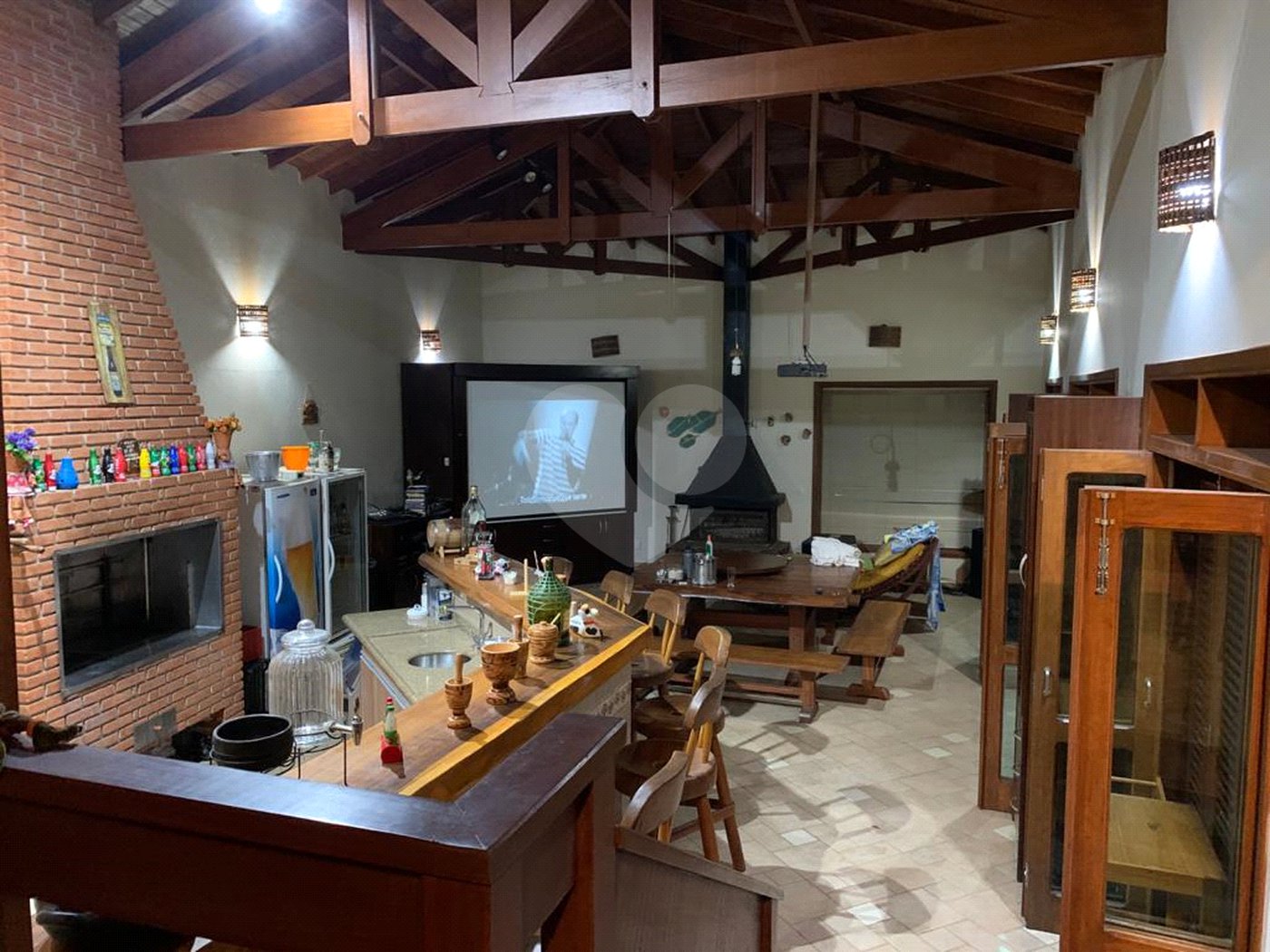 Casa à venda com 5 quartos, sendo 2 suítes, no condomínio Capela do Barreiro, Itatiba - SP