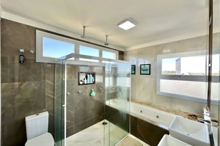 Casa à venda com 3 suítes no condomínio Golf Village, Carapicuíba - SP