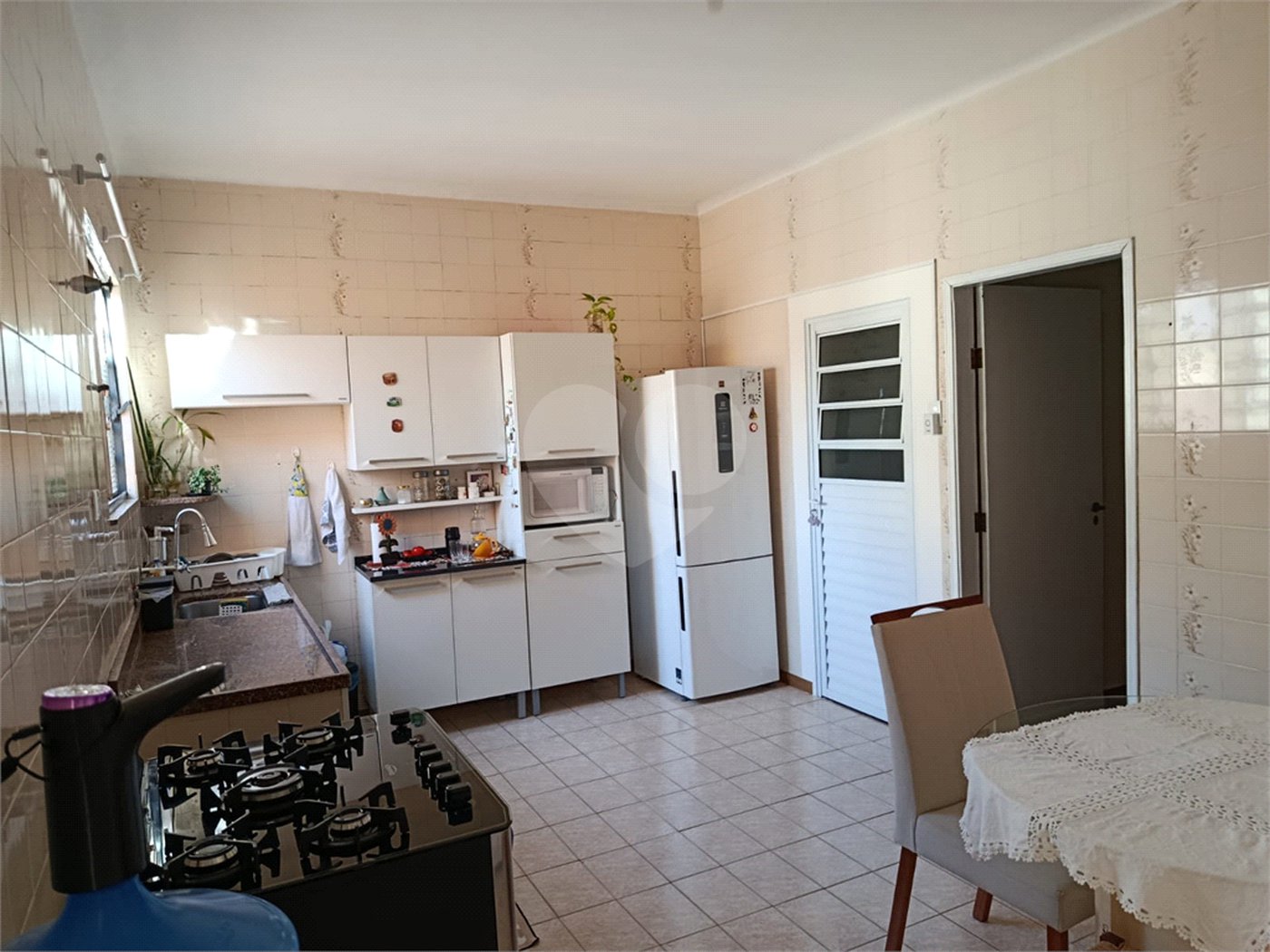 Casa térrea e espaçosa no centro da cidade por apenas R$370.000,00!!! Vamos agendar uma visita?