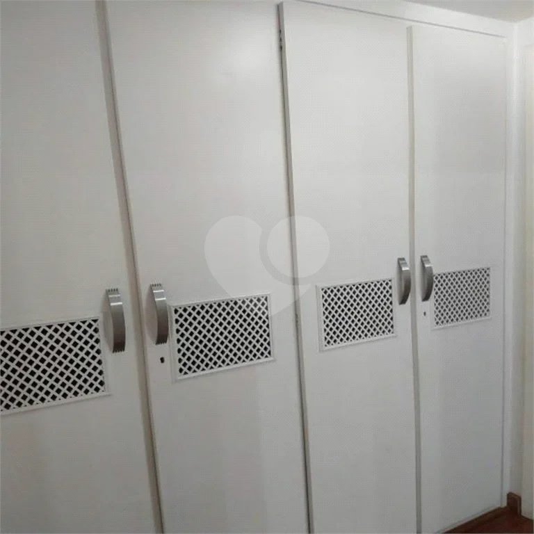 Apartamento na Vila Nova Conceição de 100m2 com 2 dorms, 1 suíte , 3 banheiros, 2 vagas. Estuda permuta.