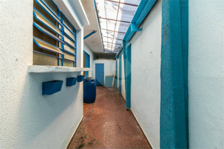 Casa à venda em Moema de 280m² com 4 dormitórios, sendo 1 suíte e 2 vagas de garagem.