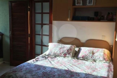 Casa à venda com 3 quartos, sendo 1 suíte, no condomínio Sobrado, São Paulo - SP