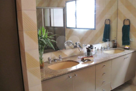 Casa à venda com 4 quartos, sendo 2 suítes,  em Jardim Leonor, São Paulo, SP