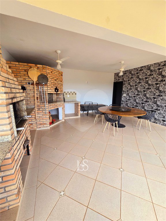 Indaiatuba- Vale das Laranjeiras - Vista dos fundos para o lago - Casa assobradada - 3 pisos, 4 quartos, 2 suítes, uma com hidro ,escritório, sala 3 ambientes, lareira, lavabo,cozinha ampla, despensa, lavanderia, churrasqueira, forno pizza, 6 wcs, piscina, jardim despensa, garagem, segurança