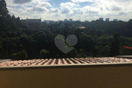 Casa à venda com 5 quartos, sendo 4 suítes, no condomínio Jardim Vitória Régia, São Paulo - SP