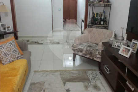 Sobrado à venda com 3 quartos em Jardim Marisa, São Paulo, SP