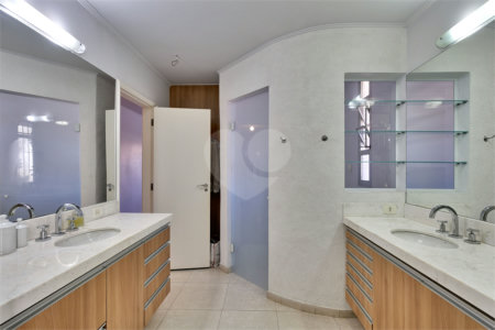 Casa à venda com 4 suítes em Jardim Cordeiro, São Paulo, SP