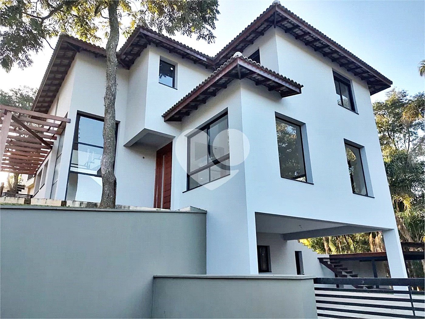 Casa à venda com 4 quartos, sendo 3 suítes, no condomínio Cantareira, Mairiporã - SP