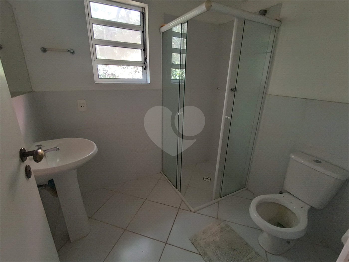 Casa à venda com 4 quartos, sendo 3 suítes, no condomínio Patrimônio do Carmo, São Roque - SP