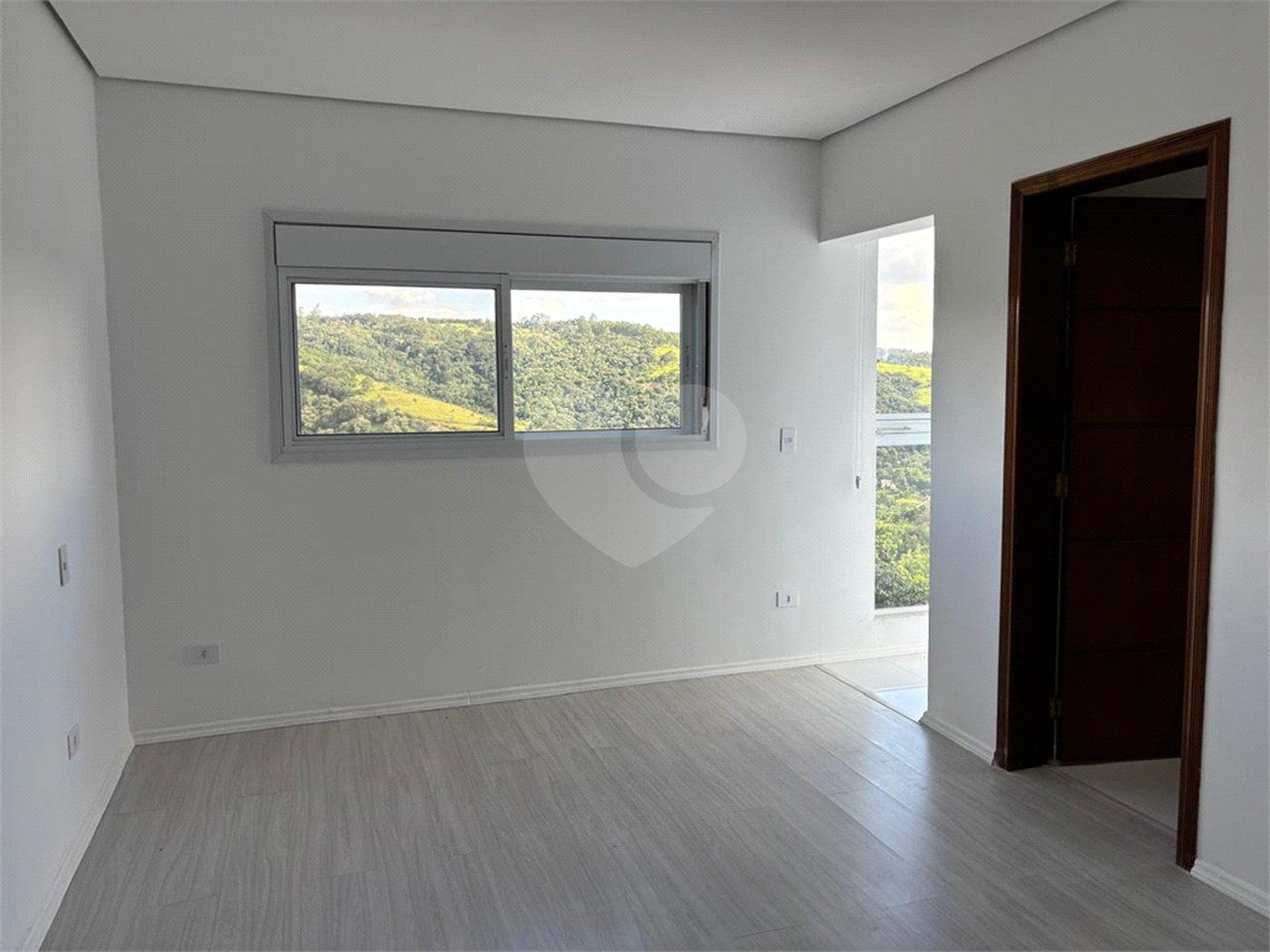 Casa à venda ou para alugar com 5 suítes no condomínio Quebec Villie, São Roque - SP