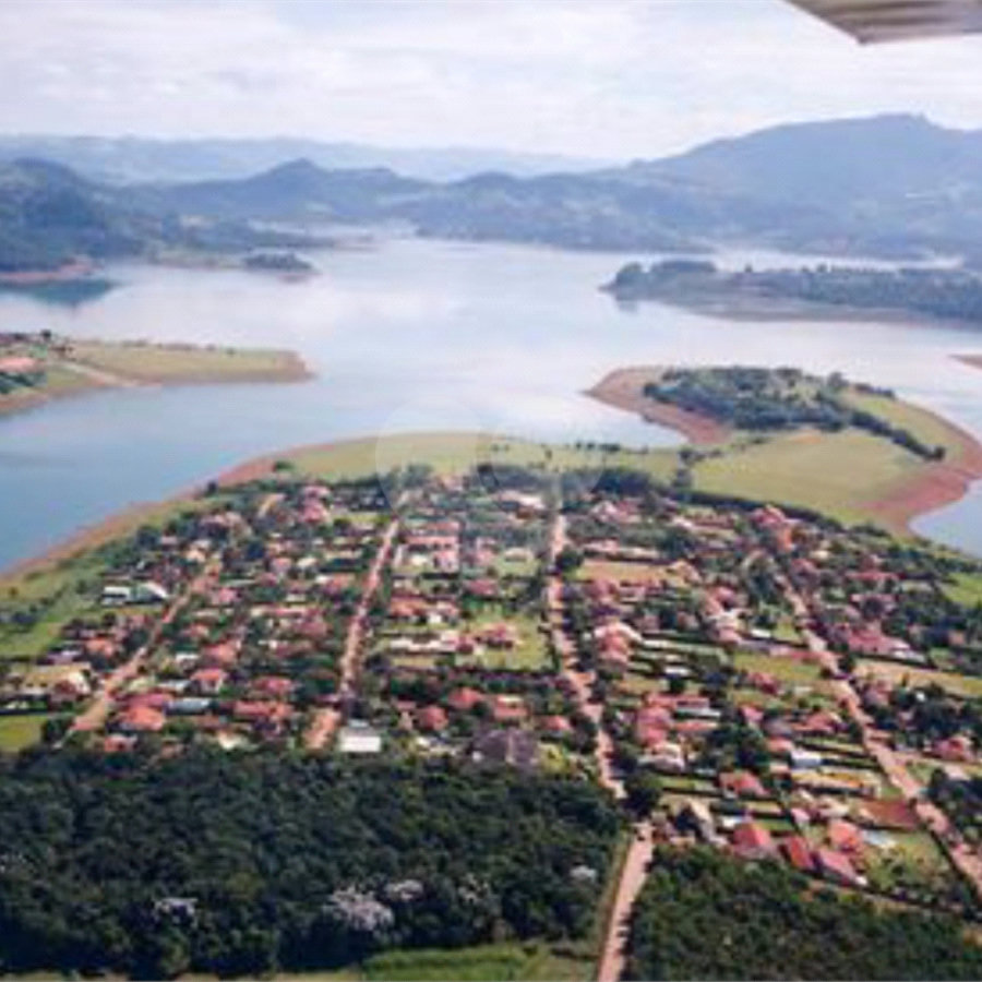 Casa à venda com 2 quartos, sendo 1 suíte, no condomínio Novo Horizonte, Piracaia - SP