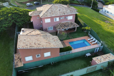 Casa à venda com 5 quartos, sendo 3 suítes, no condomínio Santa Teresa 1, Vinhedo - SP