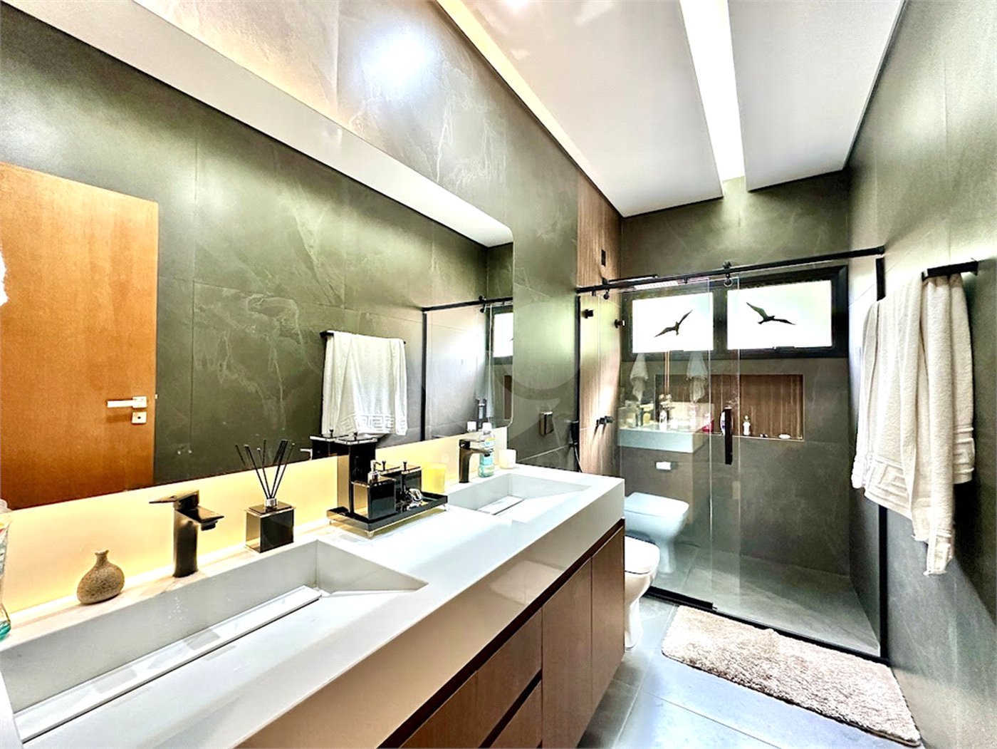 Casa à venda com 3 suítes no condomínio Reserva Santa Maria, Jandira - SP