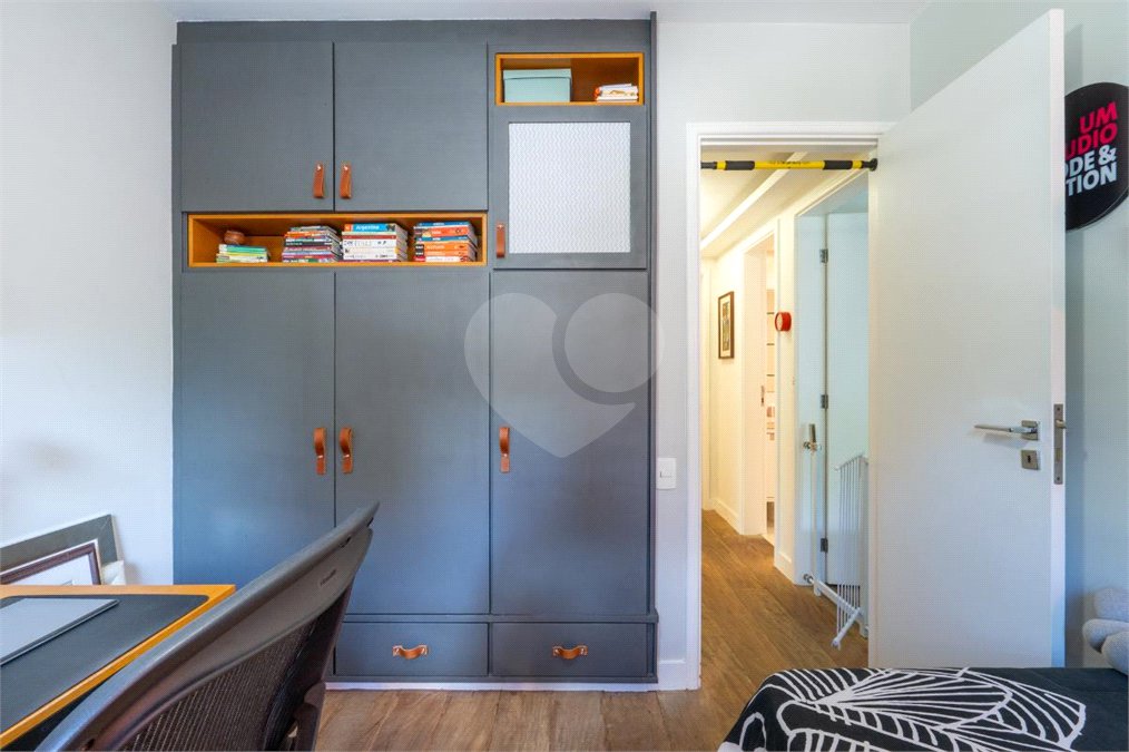 Apartamento à venda com 3 quartos, sendo 1 suíte, em Jardim Morumbi, São Paulo, SP