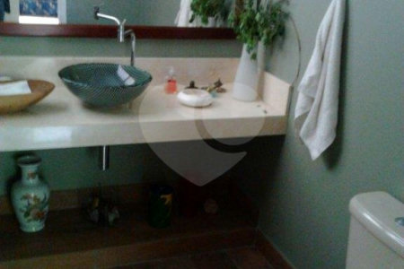 Sobrado à venda com 4 quartos, sendo 1 suíte, em Alto da Boa Vista, São Paulo, SP