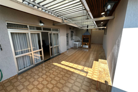 Casa à Venda no Bosque da Saúde com 271m², 3 Dormitórios, 1 Suíte e 4 Vagas