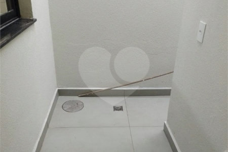 Casa térrea a venda no Jd Sabias! 2 dormitórios sendo 1 suíte com 1 vaga de garagem - Forro de drywall - Água fria e quente - Porcelanato 80x80 na casa toda - Esquadrias pretas - Marmoraria toda em pedra preto negresco - Portão automático -Jardim dos Sabiás tem rápido acesso para rodovia