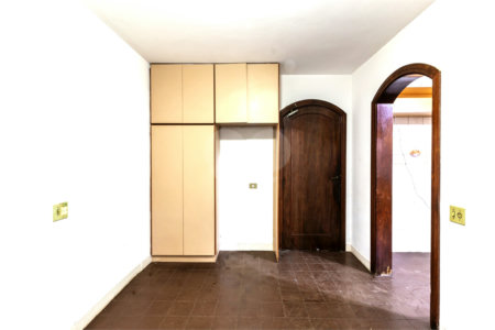 Casa à venda com 4 quartos, sendo 1 suíte, em Jardim das Bandeiras, São Paulo, SP
