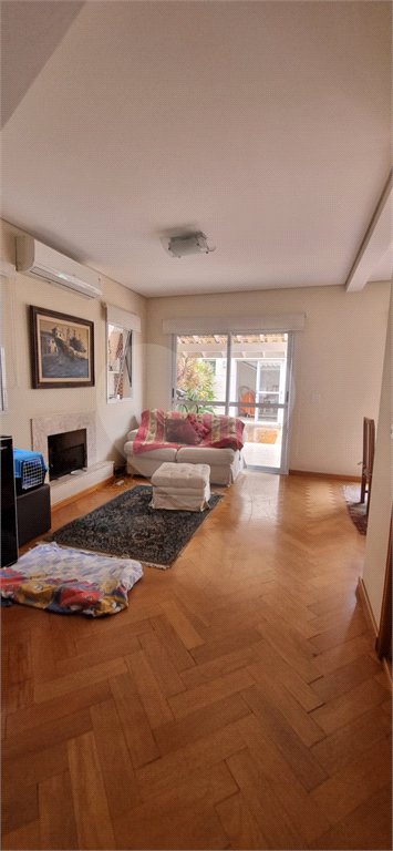 Casa à venda com 4 quartos, sendo 2 suítes, no condomínio Casas de Windsor, São Paulo - SP