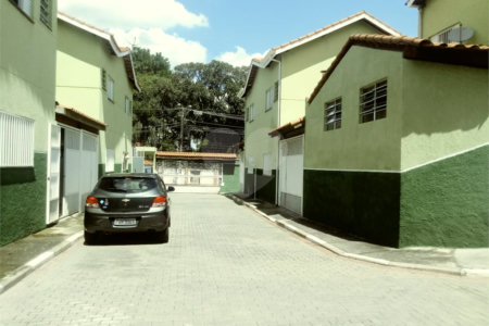 Casa à venda com 2 quartos, sendo 1 suíte, no condomínio Jardim Débora, Poá - SP