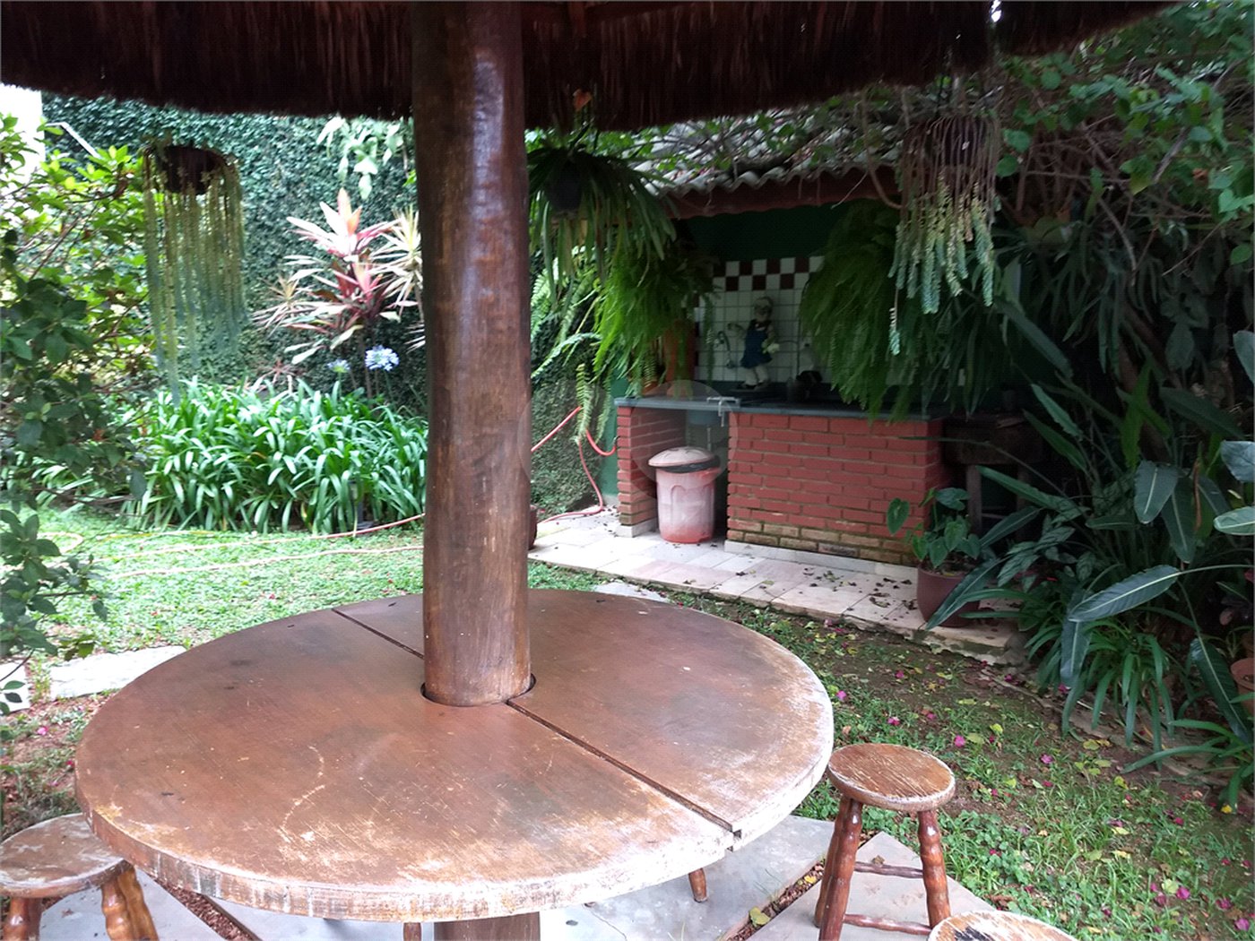 Casa Térrea à venda ou para alugar com 4 suítes em Horto, São Paulo, SP