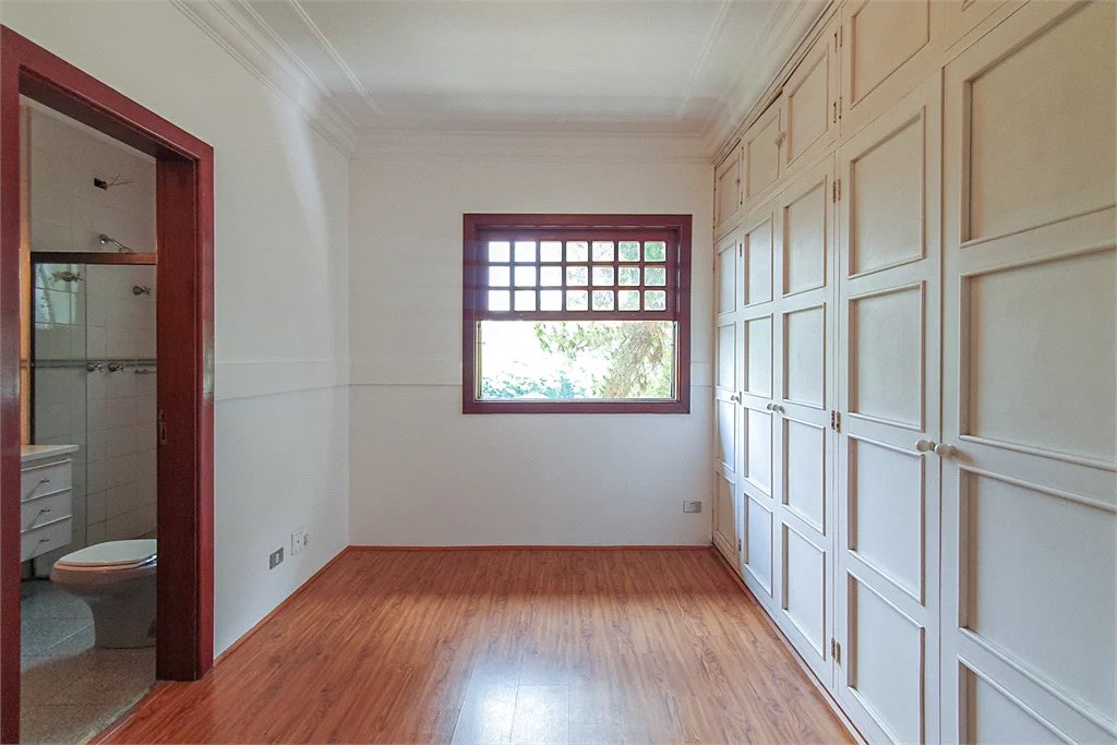 Casa à venda com 4 quartos, sendo 3 suítes,  no condomínio Vila das Flores, São Paulo - SP