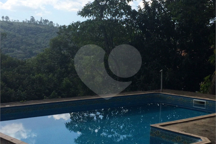 Casa à venda com 4 quartos, sendo 2 suítes, no condomínio Cinco Lagos, Mairiporã - SP