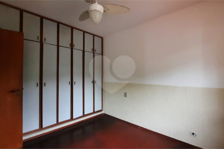 Sobrado à venda com 4 quartos, sendo 3 suítes,  em Interlagos, São Paulo, SP