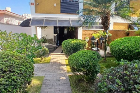 Sobrado à venda com 4 quartos, sendo 2 suítes,  em Jardim Leonor, São Paulo, SP