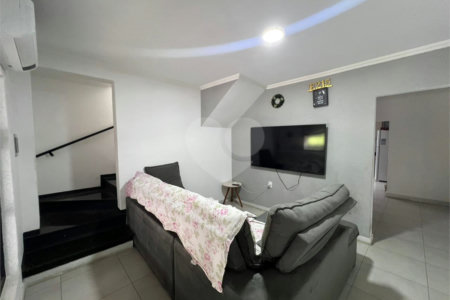 Sobrado à venda com 3 quartos, sendo 1 suíte, em Lopes de Oliveira, Sorocaba, SP