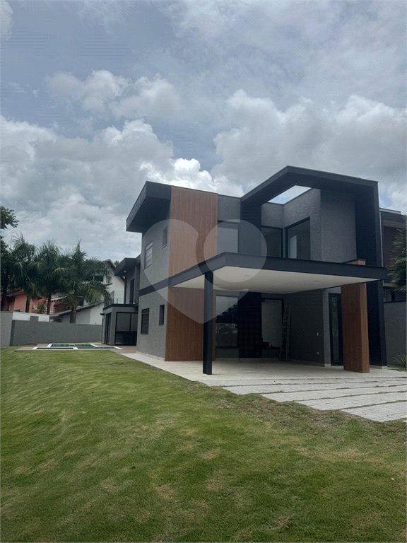 Casa à venda com 4 suítes no condomínio Figueira Garden, Atibaia - SP