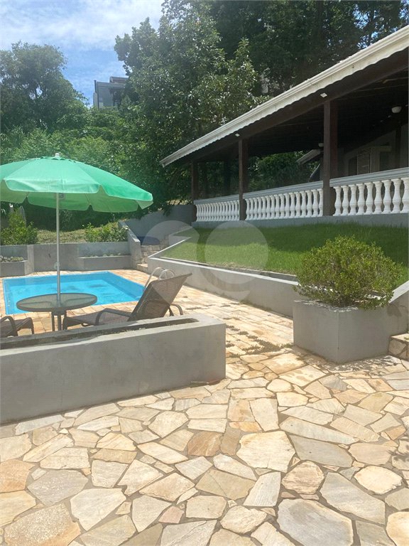 Casa à venda com 3 suítes no condomínio Estância Marambaia, Vinhedo - SP