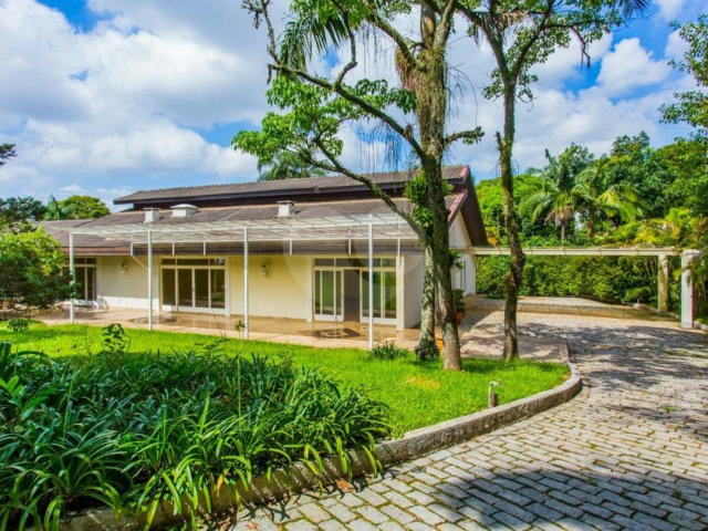 Casa para alugar com 4 suítes no condomínio Chácara Flora, São Paulo - SP
