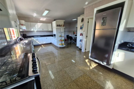 Casa à venda com 4 suítes no condomínio Villa Viana II, Cotia - SP