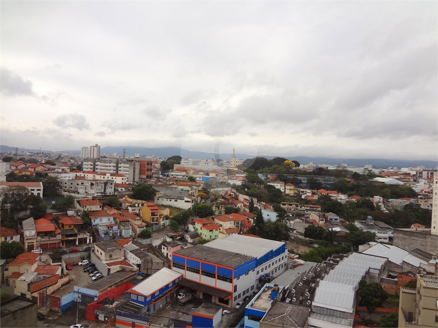 COBERTURA COM PISCINA E CHURRASQUEIRA NA CASA VERDE.