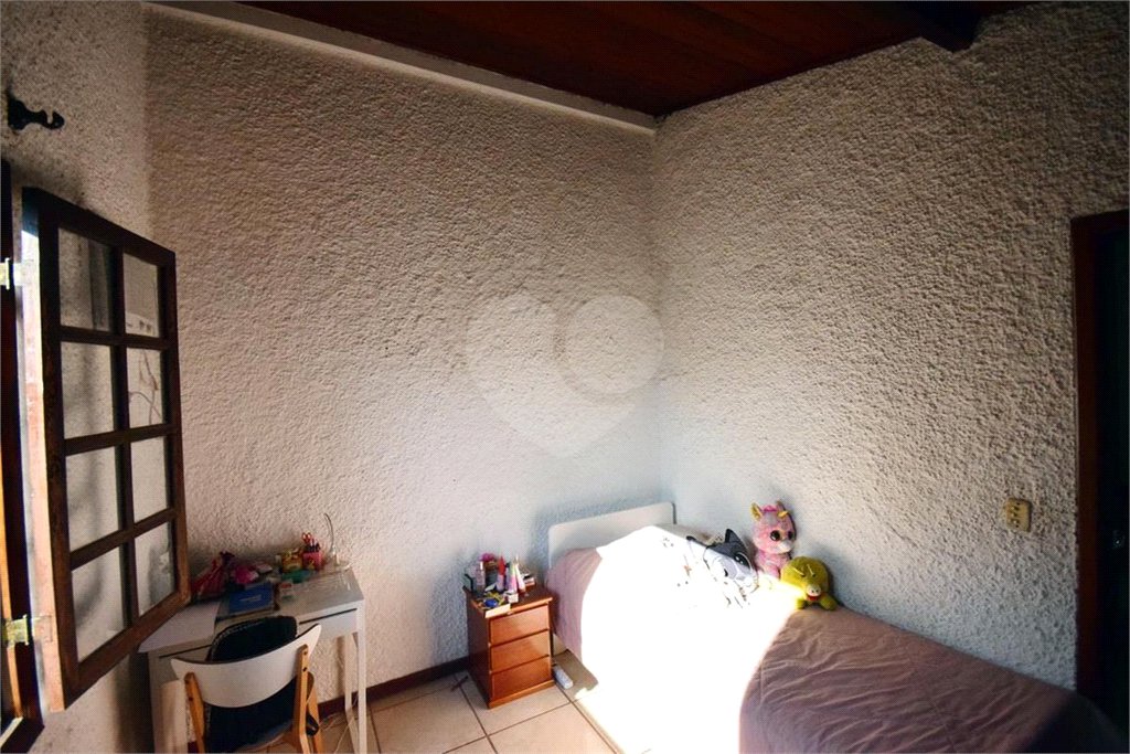 Casa à venda com 5 quartos, sendo 1 suíte, no condomínio Vivendas, Rio de Janeiro - RJ