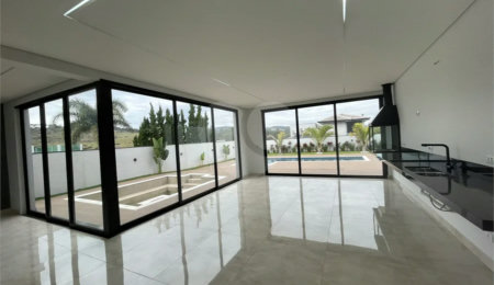Casa à venda com 4 suítes no condomínio Figueira Garden, Atibaia - SP
