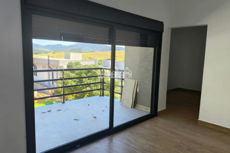 Casa à venda com 5 quartos, sendo 3 suítes, no condomínio Figueira Garden, Atibaia - SP