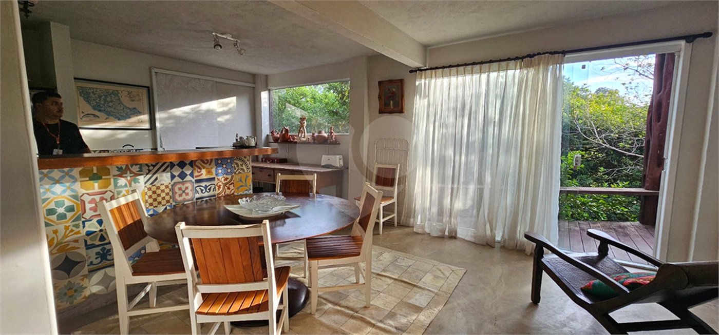 Casa à venda com 4 quartos, sendo 3 suítes, em João Fernandes, Armação dos Búzios, RJ