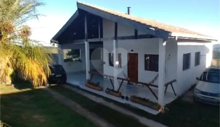 Casa à venda com 3 quartos, sendo 1 suíte,  no condomínio Mountain Village, Atibaia - SP