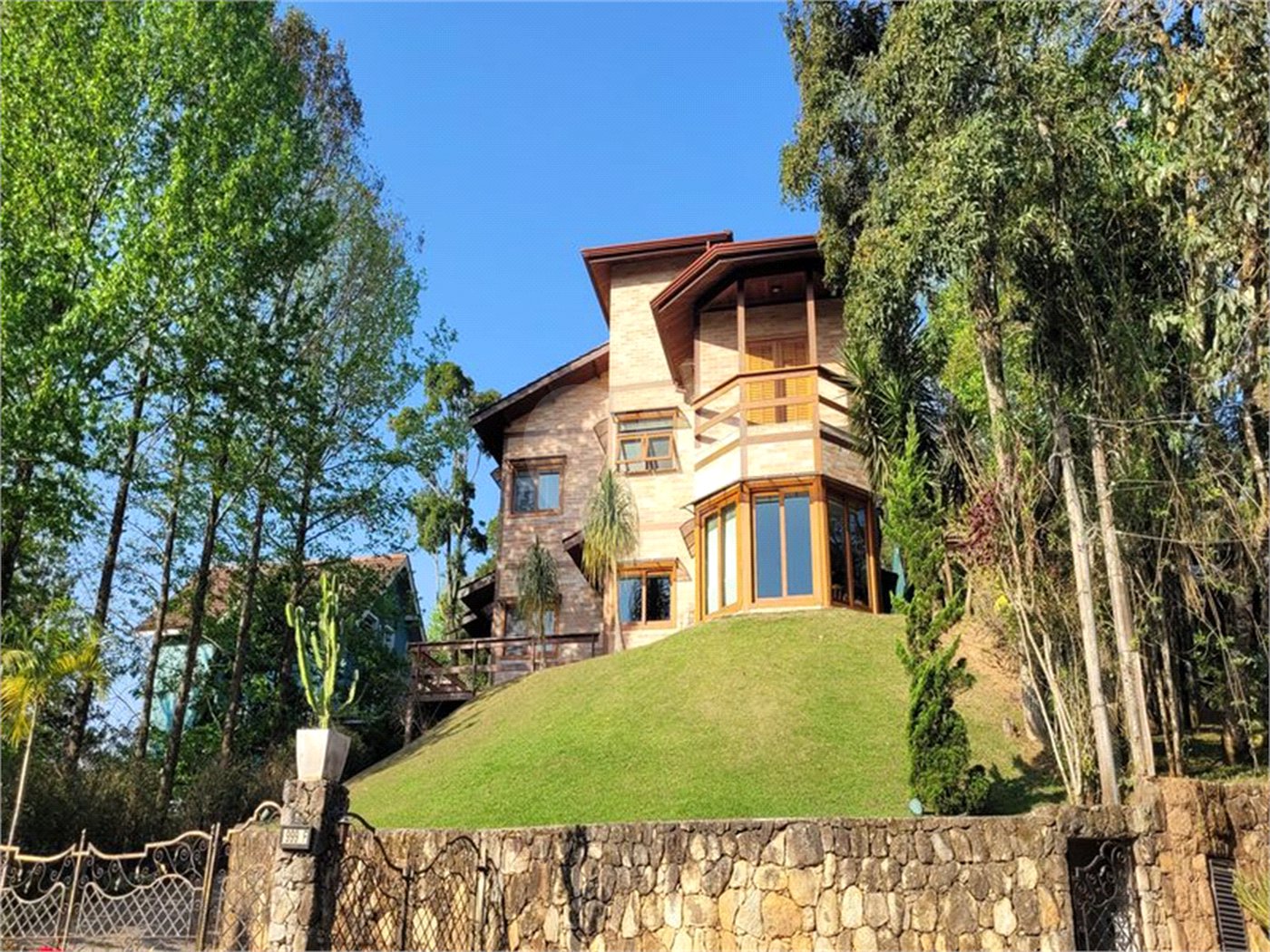 Casa à venda com 4 quartos, sendo 2 suítes, no condomínio Alpes da Cantareira, Mairiporã - SP