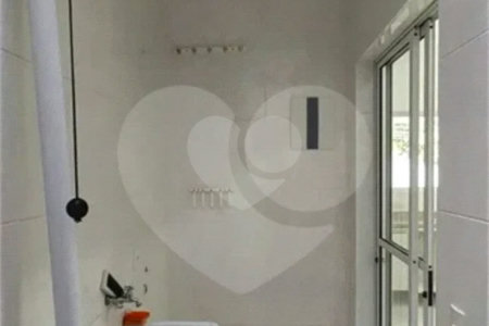 Casa á venda com 230m², 4 dorms, 2 suítes e 4 vagas na Vila Clementino. Estuda permuta.