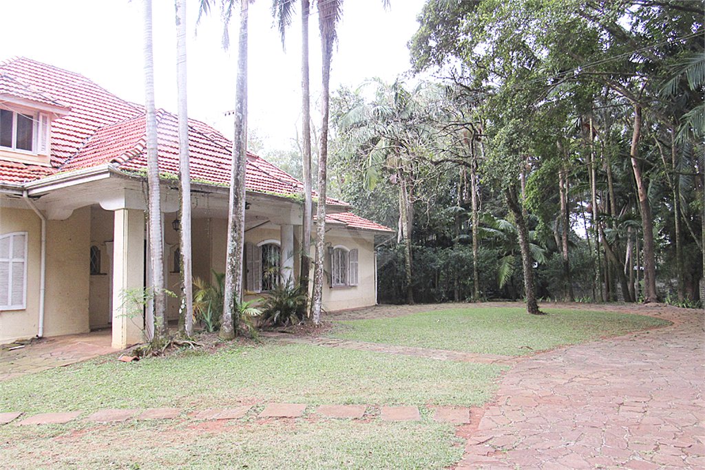 Casa à venda com 4 quartos, sendo 2 suítes,  no condomínio Chácara Flora, São Paulo - SP