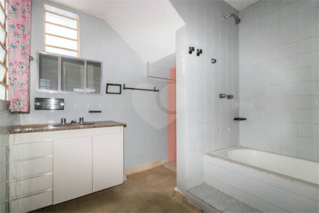 Casa à venda em Moema de 280m² com 4 dormitórios, sendo 1 suíte e 2 vagas de garagem.